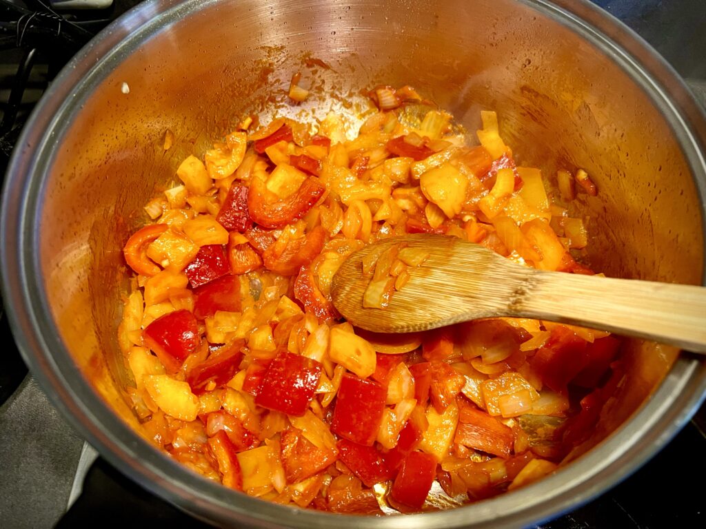 Zwiebeln mit Tomatenmark und Paprika