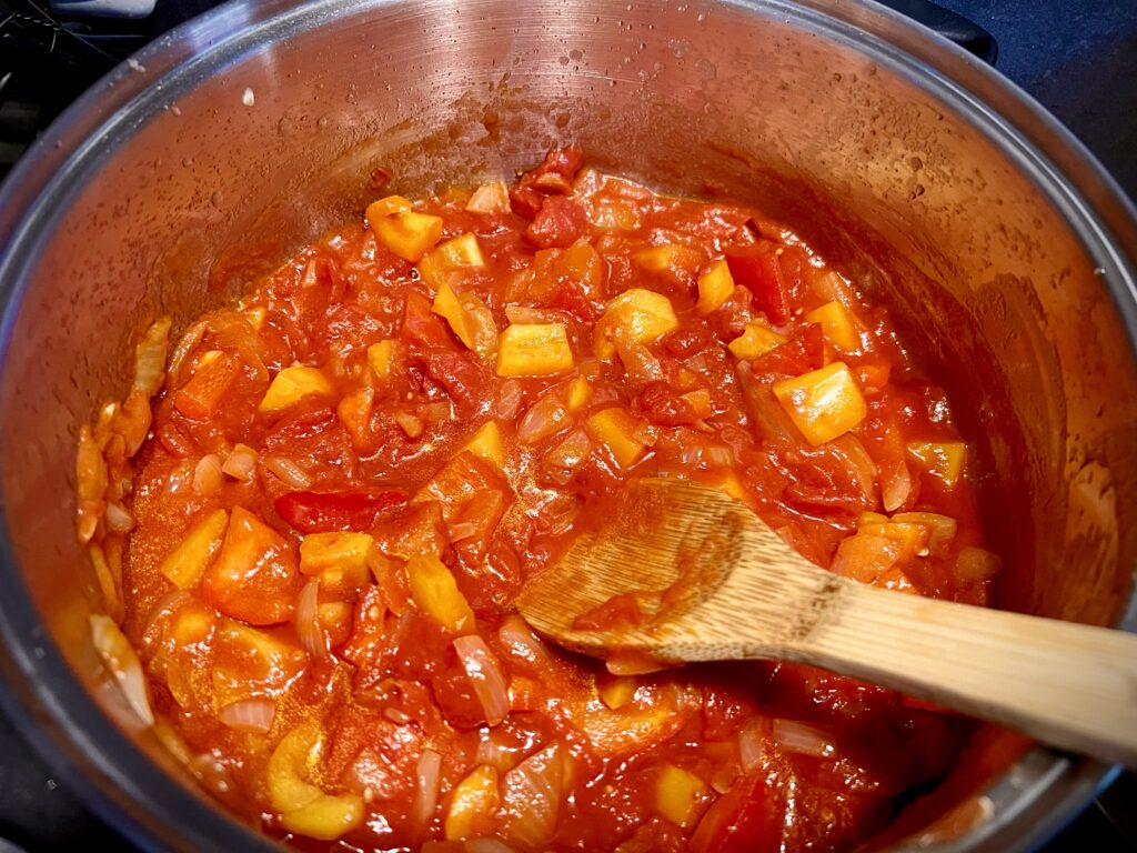 Zwiebeln mit Tomatenmark, Paprika und gestueckelte Tomaten